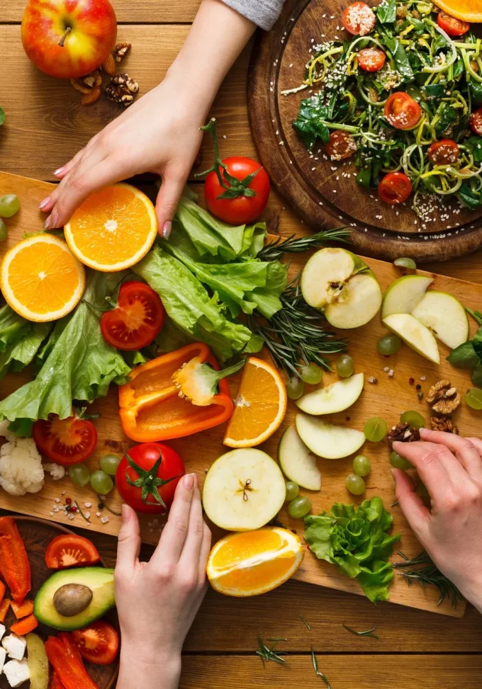 pessoas-dividindo-comida-em-cima-mesa